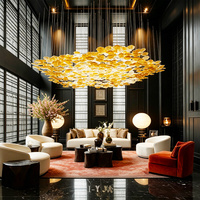 Lustre Moderne Personnalisé en Forme de Feuille d'Érable, Grand Luminaire Suspendu en Verre Artisanal Ambré Multi-formes pour Villa, Hall d'Hôtel