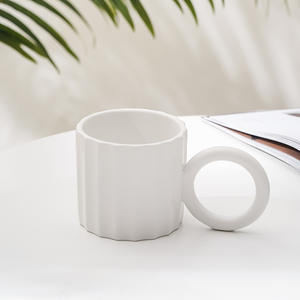 Taza de cerámica minimalista de color sólido con asa de anillo, diseño para regalo de oficina, taza para té, café, agua, fabricada en Chaozhou. - Product Image 6
