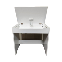 Bureau d'étude minimaliste en bois avec compartiment de rangement rabattable, adapté au jeu et à l'étude des enfants.