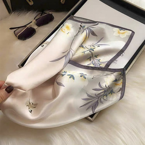 Mode personnalisée 100% véritable <span class=keywords><strong>foulard</strong></span> en <span class=keywords><strong>soie</strong></span> 53*53cm <span class=keywords><strong>carré</strong></span> imprimé floral/sergé/plaine numérique court pour les saisons hiver/été - Product Image 4