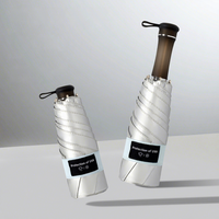 Parasol manuel à poignée rétractable pour femmes et hommes, design compact à cinq plis avec protection solaire et défense UV, double parapluie de pluie