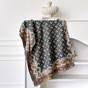 Bufanda con flecos de <span class=keywords><strong>estilo</strong></span> japonés y coreano 2025 Niche-Mantón extralargo, cálido y de gran tamaño, bufanda de invierno con patrón de letra "H" - Product Image 3