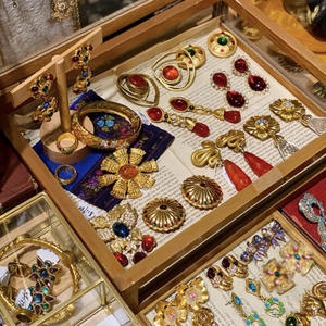 2024新款时尚饰品复古设计奢华耳环宫廷长流苏珍珠耳环批发 - Product Image 3