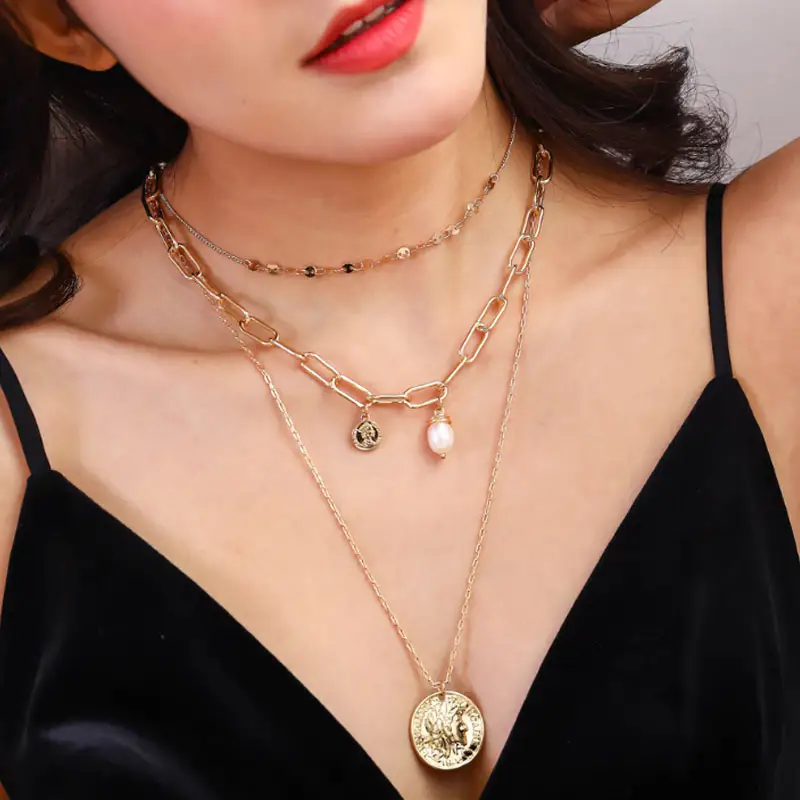 Collier multicouche en alliage plaqué or pour femmes ou filles avec perle d'eau douce et pièce de monnaie rétro pendentif ensemble de bijoux en gros