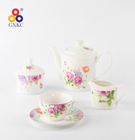 Décalcomanie or en relief Design rose Vente à chaud Céramique Nouvelle vaisselle en porcelaine osseuse Ensemble d'assiettes Service de table en porcelaine opale