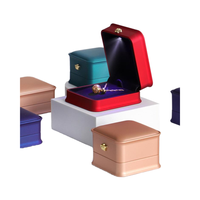 Vente en gros de boîte à bijoux à lumière LED couronne carrée en cuir PU boîte de rangement pour pendentif en diamant pour femme