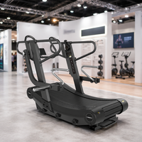 Caminadora Curva Multifuncional, Máquina de Entrenamiento 4 en 1 Hyrox para Empujar/Tirar de Trineo, Ejercicios de Granjero, Correr y Zona de Acondicionamiento Físico