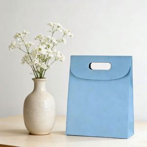 Sacs en papier kraft bleu personnalisés avec poignées découpées, recyclables et adaptés aux pâtisseries, aux collations et aux articles similaires. - Product Image 4