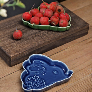 Plato de cerámica estilo chino con forma de conejo, forma irregular, porcelana hecha a mano para servir bocadillos de té en bodas. - Product Image 3