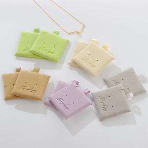 Carte de présentation personnalisée en microfibre pour bijoux (boucles d'oreilles, colliers) – Emballage en microfibre pour bijoux fins - Product Image 4