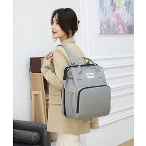 ママと赤ちゃんのためのウェットトート機能を備えたデラックス防水多機能折りたたみおむつバックパックカスタムUSBショルダーバッグ - Product Image 4