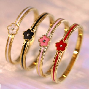 Bestseller 18K Vergoldetes Zirkon Fünfblättriges Kleeblatt Edelstahl Armreif Armband Damenschmuck - Product Image 1