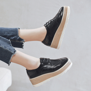 Zapatos de Plataforma Estilo Brogue Británico Coreano |   Zapatos Creepers de Piel Sintética con Cordones y Suela Gruesa |   Zapatos Planos Casuales y Cómodos para Mujer - Product Image 1