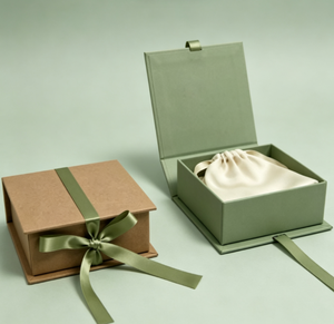 Boîte cadeau de luxe carrée à fermeture magnétique, boîte en papier rigide mat avec ruban et pochette en satin pour l'emballage de colliers, bagues et boucles d'oreilles - Product Image 2