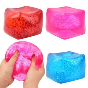 Venta al por mayor de juguetes antiestrés de TPR con forma de cubos de hielo y polvo de maltosa dorado, ideales para descompresión transfronteriza. - Product Image 3