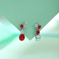 Exquisite und zierliche Kupfer-Rubin-Ohrstecker in einem taubenblutroten Farbton für Damen.