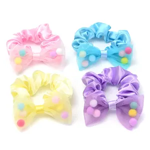 Maille mignonne de conception populaire faite sur commande avec des boules pompeuses colorées pour les chouchous quotidiens de cheveux de fête d'arc de filles en soie