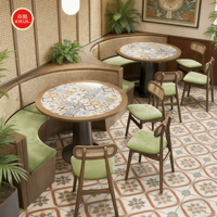 Ensemble de mobilier commercial moderne de style exécutif pour restaurant, villa et café : Banquette incurvée en tissu, table à manger en bois avec détails en rotin et chaises