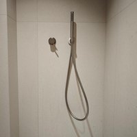 Ensemble de douche encastré gris anthracite HONGDEC avec mitigeur monocommande, douchette longue et flexible, système de douche encastré pour salle de bain