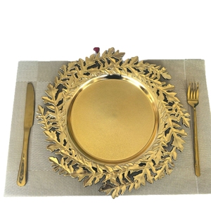 Plato de Presentación de Plástico Dorado de 13 Pulgadas con Diseño de Hojas Caladas, Ecológico y de Lujo, CRONY YCY36, para Bodas y Fiestas - Product Image 5