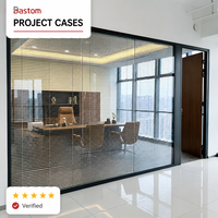 Cloison panoramique en aluminium de 120 mm avec double vitrage et persiennes motorisées intégrées pour bureaux et salles de réunion