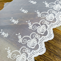 Dentelle en tulle de nylon brodée de papillons vifs de 20,0 cm, maille douce pour la décoration textile de la maison