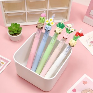 ปากกาลูกลื่นแบบพับเก็บได้ลายพืช หมึกสีดำ 0.5 มม. อุปกรณ์การเขียนสำหรับสำนักงานและโรงเรียน ตัวปากกาทำจากพลาสติก ดีไซน์ดอกไม้น่ารัก - Product Image 4