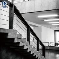 Escalier industriel Prima avec marches en bois et main courante pour les lofts, les bureaux, les restaurants et les espaces commerciaux