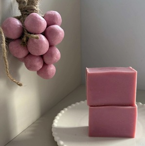 สบู่แฮนด์เมดรูปพวงองุ่น น้ำมันหอมระเหย ควบคุมความมัน |   ชุดของขวัญน้ำหอมปรับอากาศบ้าน กลิ่นหอมยาวนาน บรรจุในถุงของขวัญสำหรับคริสต์มาส - Product Image 3