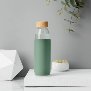Bán buôn tùy chỉnh 18OZ cao Borosilicate Chai Nước Thủy Tinh BPA-FREE Non-Slip Silicone tay áo với nắp tre - Product Image 3