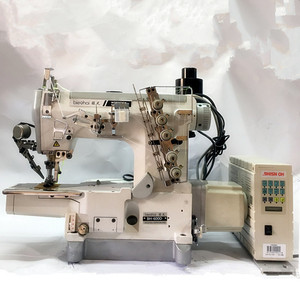 Machine à coudre automatique à point de recouvrement de haute qualité, 600 points par minute, à tête carrée, trois aiguilles, cinq fils, avec composant moteur d'occasion - Product Image 2