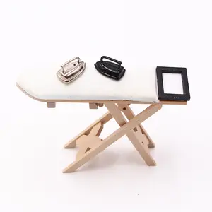 1:12 गुड़ियाघर मिनी इस्त्री टेबल हस्तनिर्मित सिलाई की दुकान फर्नीचर लघु मॉडल छोटा लौह गुड़िया घर सहायक उपकरण