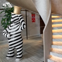 Sculpture abstraite de personnages de dessins animés, centre commercial, célébrité d'Internet, ours rayé, grand modèle artisanal en verre et acier pour sol
