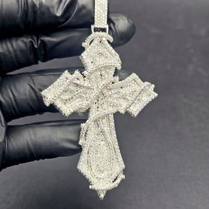 Colgante de cruz religiosa chapado en rodio con incrustaciones de diamantes, colgante de plata de ley 925 con diamantes de moissanita VVS para uso unisex. - Product Image 1