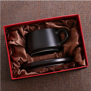Ensemble de tasses à café et soucoupes en céramique noir et blanc de style classique avec boîte cadeau et cuillère, vaisselle en porcelaine écologique - Product Image 4