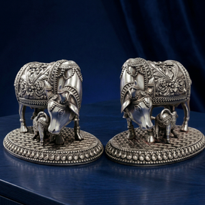 Paire d'idoles de veau et de veilleuse en laiton plaqué argent oxydé 999, 8x5x6,5 cm, 100% laiton, Gau Mata Murti Puja, fait main, design moderne, décoration de temple - Product Image 1