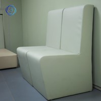 Ensemble de tables et de chaises en panneaux souples insonorisants et anti-collision pour salle d'observation