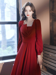 Robe de mariée nouvelle collection printemps à manches longues mi-longue rouge pour fiançailles, mariage et soirée - Product Image 3
