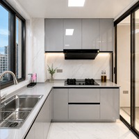 Armoires de cuisine modernes minimalistes, sur mesure, couleur crème mate, en forme de L, avec plan de travail en quartz