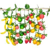 Fruitspiesjes: Banaan, Appel, Citroen, Kers. Fruit- en groentehangspiesjes. Restaurantdecoraties. Tuin en boomgaard Hig
