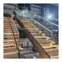 Escalier droit moderne à double poutre en U avec rampe en verre et marches en bois pour une utilisation en appartement