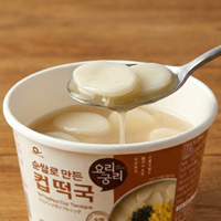 Soupe de gâteaux de riz coréens de qualité supérieure, Tteokguk, préparation à l'eau chaude, prête en trois minutes