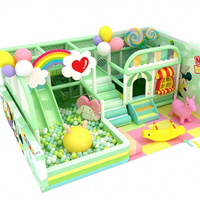 Ensemble de jeux d'intérieur pour enfants : tunnel en plastique, toboggan, équipement de jeu souple, incluant blocs de grimpette, cubes de mousse et éléments d'escalade magiques