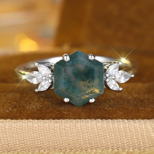 Anillo de Compromiso Único de Plata Bañada con Circonita Verde y Ágata Musgosa Inspirado en la Naturaleza, Grabable, de Joyería Fina Abiding - Product Image 4