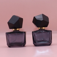Flacon de parfum en verre carré noir dégradé de 30 ml avec bouchon géométrique facetté et collier doré