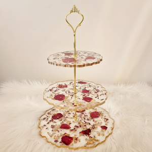 Serveur de gâteau en époxy structuré élégant Fasciné de vrais pétales de rose séchés conçus avec des articles de cuisine de qualité supérieure - Product Image 1