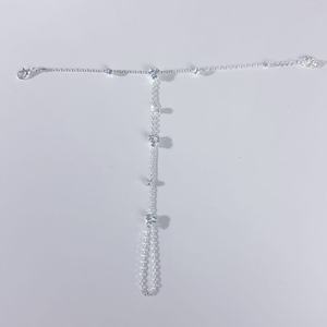 สร้อยข้อมือสแตนเลสสตีลแบบมินิมอลสั่งทำ OEM ลายดอกไม้ประดับเพชร CZ สีขาว สำหรับผู้หญิง - Product Image 3