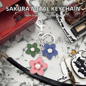 Llavero de Moda con Cristal y Metal, Colgante Ligero de Lujo con Flor Pequeña de Sakura para Accesorios de Coche y Bolsos - Product Image 2