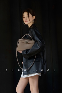 حقيبة يد فاخرة من الجلد الطبيعي المحبب بتصميم أسطواني مع قفل معدني دوار - Product Image 2