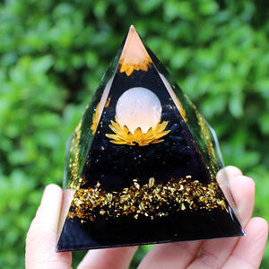 Pyramide en résine époxy avec copeaux de cristal, ornement de bureau artisanal, design floral fait main, décoration d'intérieur - Product Image 4